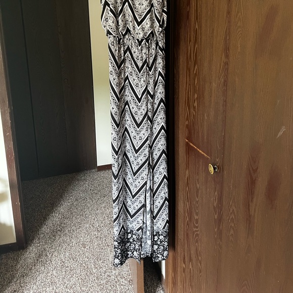 Floor length black and white dress - Picture 2 of 2